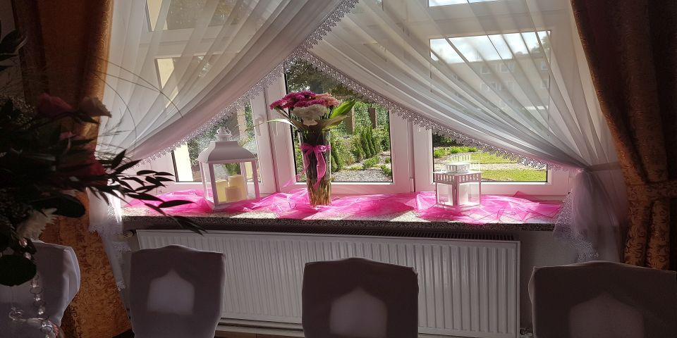 Prezentujemy jak może wyglądać dekoracja stołów z okazji organizowanego przyjęcia chrzcin.