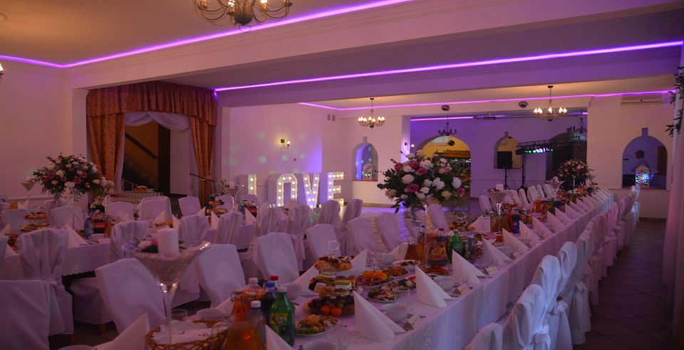Prezentujemy jak może wyglądać dekoracja stołów z okazji organizowanego przyjęcia weselnego.