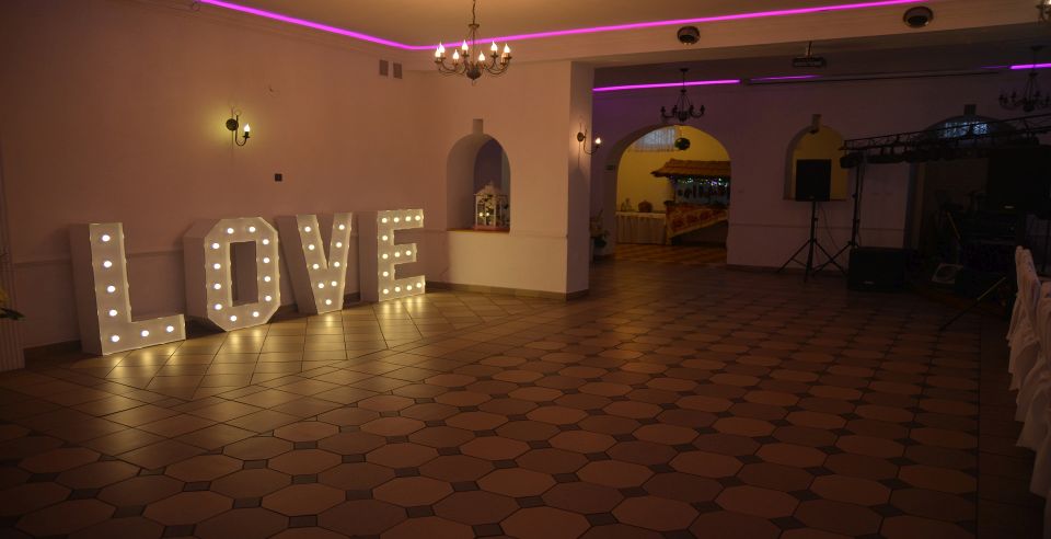Prezentacja sali tanecznej z napisem LOVE domu weselnego Kasztelan w Izbicy