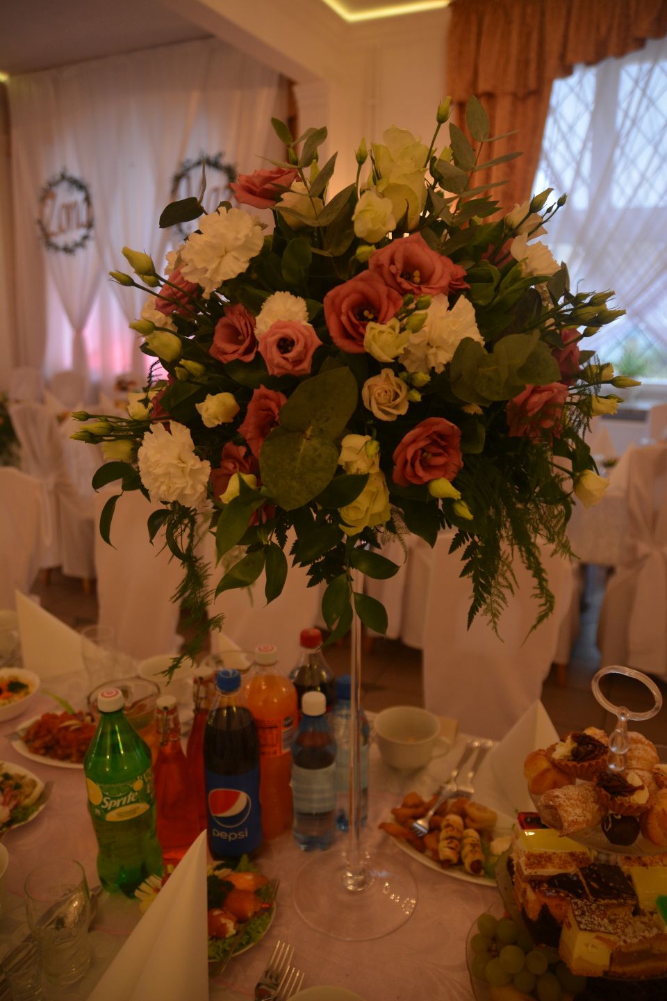 dekoracja kwiatowa wykonana w domu weselnym Kasztelan w Izbicy