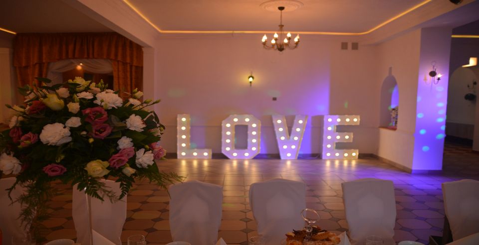 dekoracja kwiatowa i napis LOVE w domu weselnym Kasztelan w Izbicy