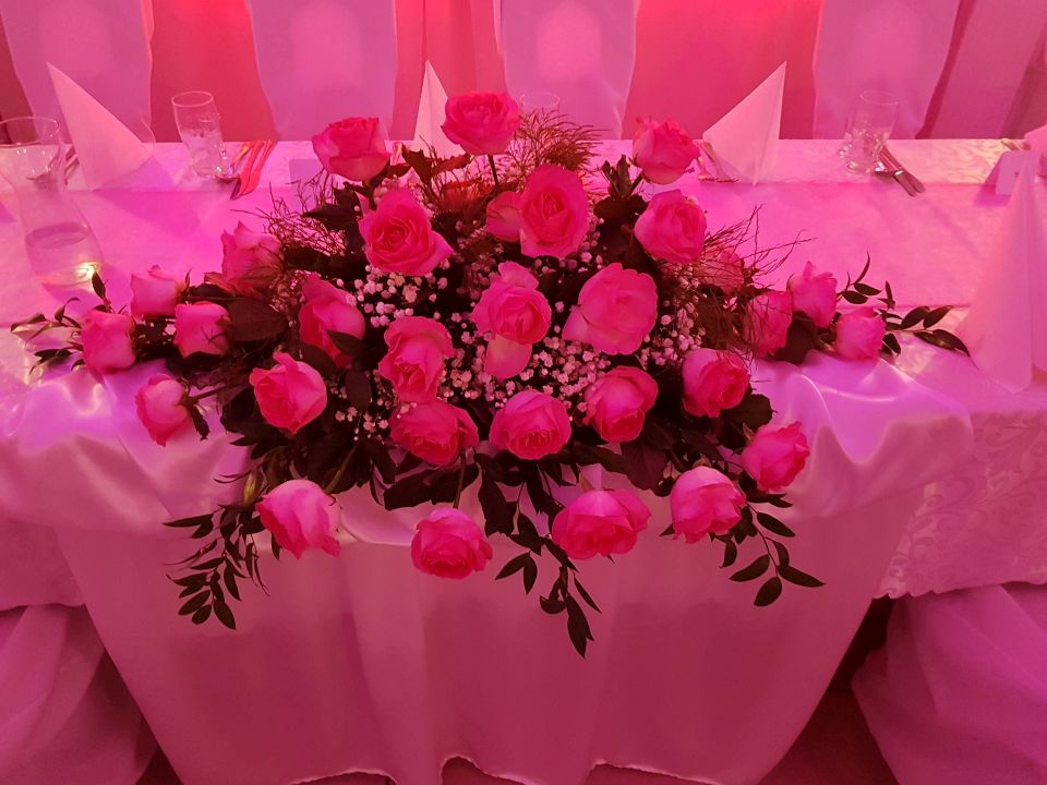 dekoracja kwiatowa przy stoliku Młodej Pary wykonana w domu weselnym Kasztelan w Izbicy