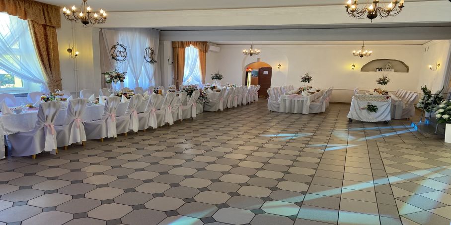 Zdjęcie pokazuje przykładowe ustawienie oraz dekorację sali weselnej gościńca Kasztelan w Izbicy.
